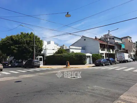 CASA C/2 LOCALES A LA CALLE EN PINTO AL 3400 - 223 M2 DE LOTE 139 M2 CUBIERTOS JARDIN TODO SOL