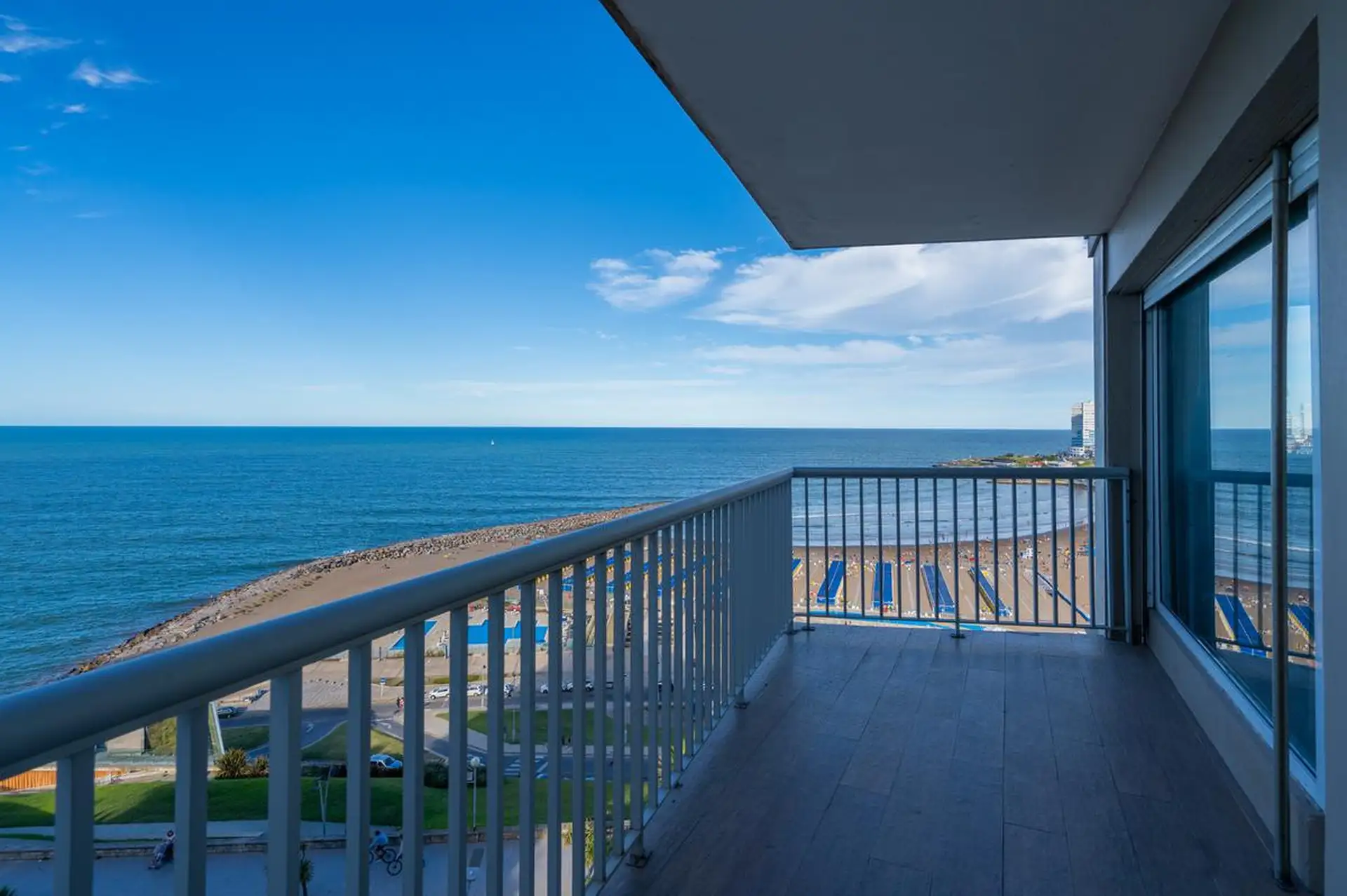 Piso único, con las mejores visuales al mar y a las playas de Bahía Varese. TOUR VIRTUAL