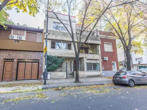 Casa única en Chacarita con 3 plantas y fondo con parrilla y quincho