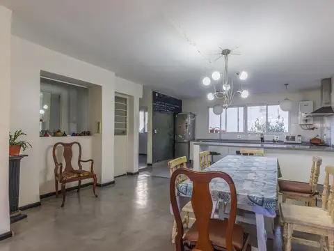 Casa única en Chacarita con 3 plantas y fondo con parrilla y quincho