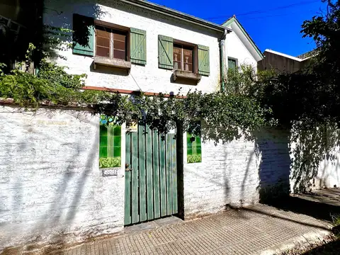 Casa en Venta de 2 Plantas Con Jardín y Cochera - Olivos