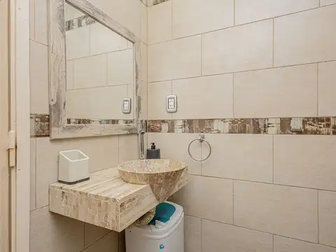 Casa 6 ambientes con 2 baños