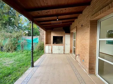 Casa en Alquiler con 1 cochera