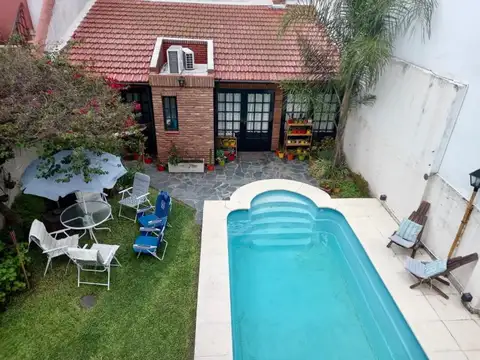 Entrada independiente, cochera ,parque, quincho,piscina 