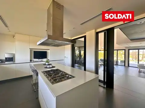 Casa en Alquiler con 3 cocheras