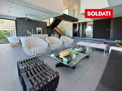 Casa en Alquiler con 3 cocheras