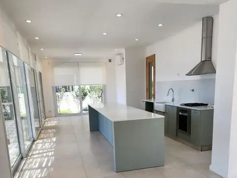 Casa en Alquiler con 3 cocheras