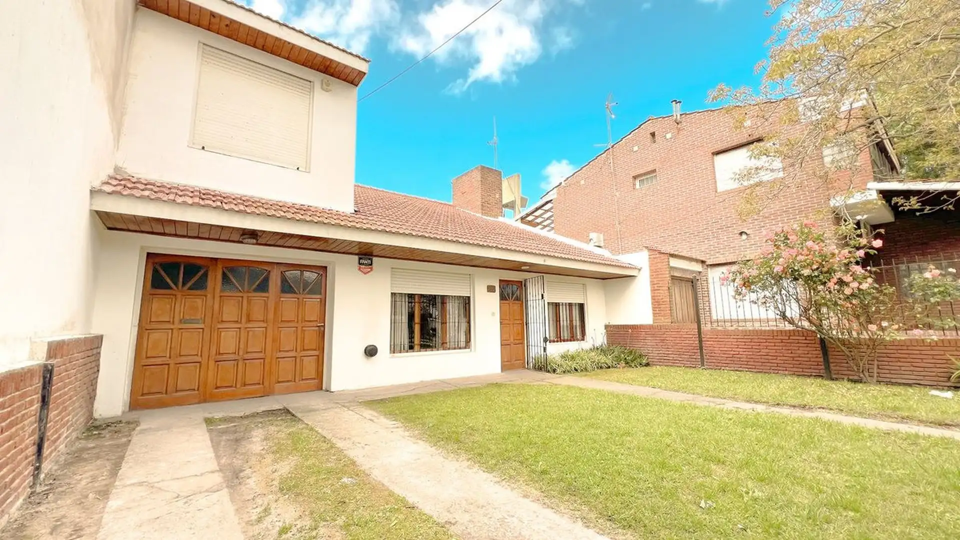 venta casa 4 ambientes + departamento Los Pinares