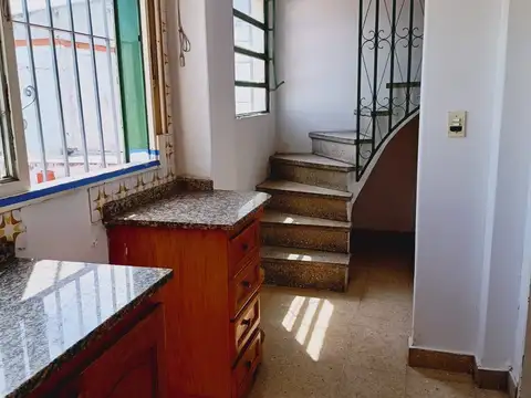 Depto Tipo Casa en Alquiler en Bernal Oeste, $ 480.000