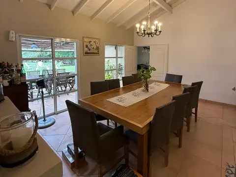 Casa en Alquiler con 4 cocheras