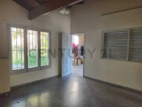 Casa 5 ambientes con 1 baño