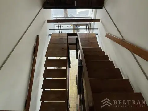 Oficina 8 ambientes con 2 baños