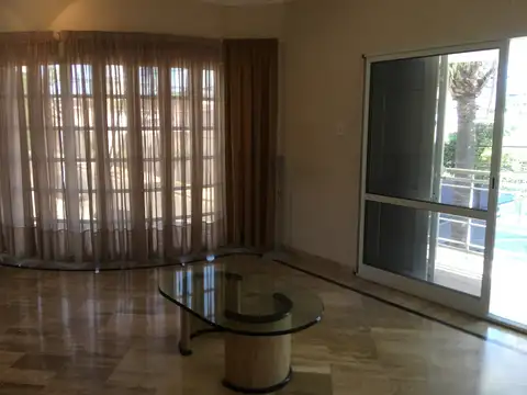 IMPORTANTE CASA CENTRICA - VENDE