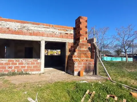 CASA EN VENTA EN LA PLATA LISANDRO OLMOS (A TERMINAR)