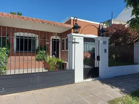 VENTA - CASA 4 AMBIENTES - QUINCHO - COCHERA - CASTELAR