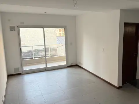 Departamento de 1 dormitorio con balcón a metros de Bv, Oroño