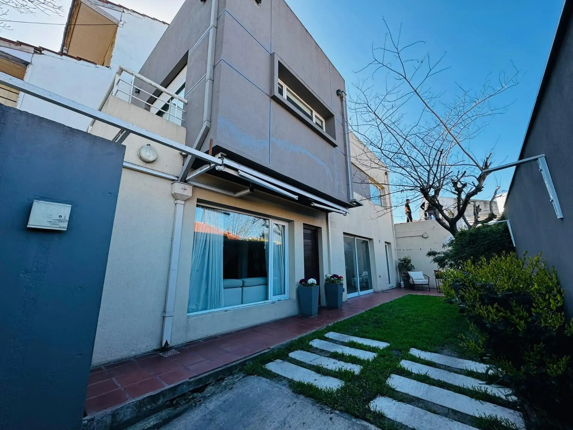 Duplex de tres ambientes con entrada de auto en Dorrego 4200