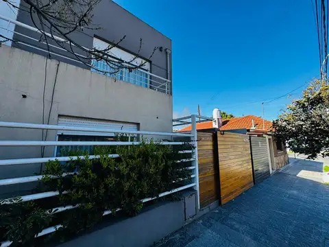 Duplex de tres ambientes con entrada de auto en Dorrego 4200