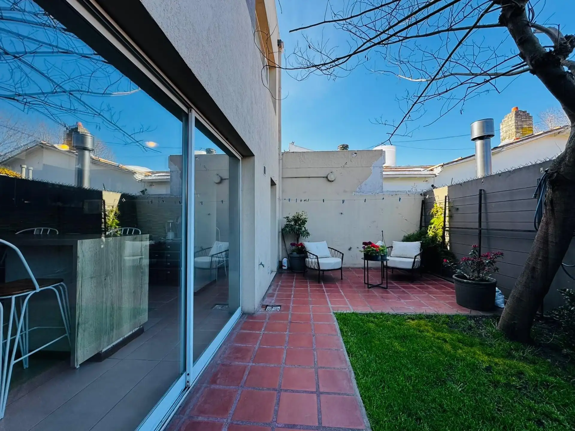 Duplex de tres ambientes con entrada de auto en Dorrego 4200