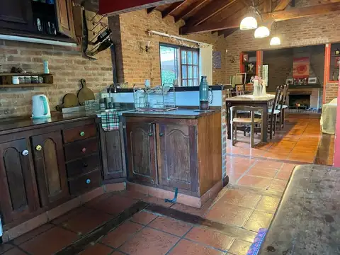 Casa 4 ambientes con 2 baños