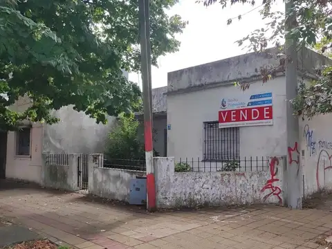 Excelente Lote en esquina sobre av. 122 con casa a reciclar