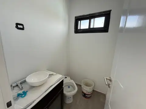 Casa 4 ambientes con 2 baños