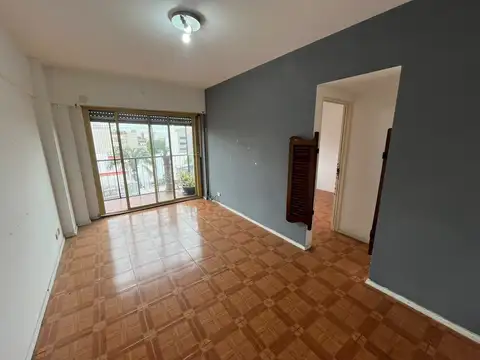 DEPARTAMENTO DE 2 AMBIENTES AL FRENTE CON BALCON "MUY LUMINOSO"