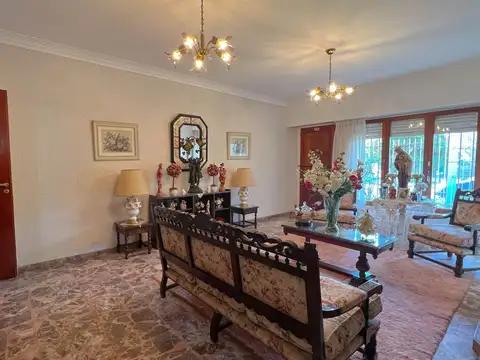 VENTA CASA DE 5 AMBIENTES CON PARQUE PUNTA MOGOTES