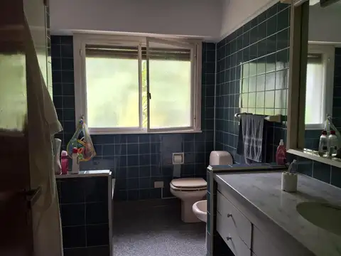 Casa 7 ambientes con 2 baños