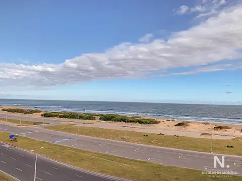 Apartamento de Dos Dormitorios Frente al Mar - Venta Punta del Este