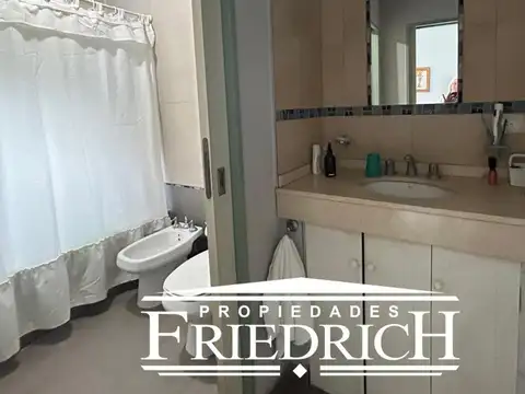 Casa 4 ambientes con 2 baños