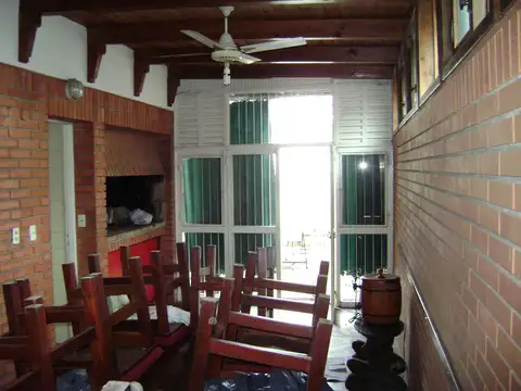 Velez Sarfield 1100, casa 3 dormitorios, cochera, jardín con pileta.-