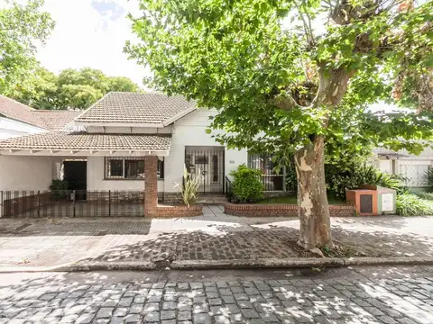 Casa de 4 ambientes en Venta en Adrogué con jardín