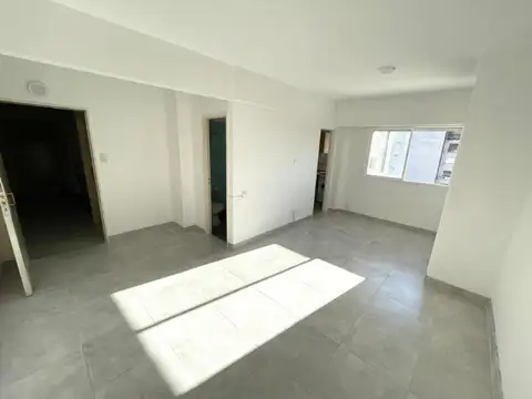 1 AMBIENTE C/BAÑO Y COCINA COMPLETOS, LATERAL, "MUY LUMINOSO", CON VISTA ABIERTA,  ORIENTACIÓN ESTE. OBSERVACIONES: LOS PISOS DEL  AMBIENTE SON DE  PO