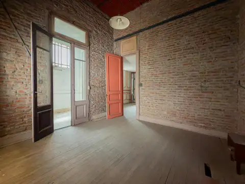 Venta PH 6 ambientes con local al frente patio y terraza a reciclar