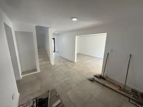 Casa 4 ambientes con 2 baños