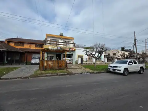 Casa 8 ambientes con 2 baños