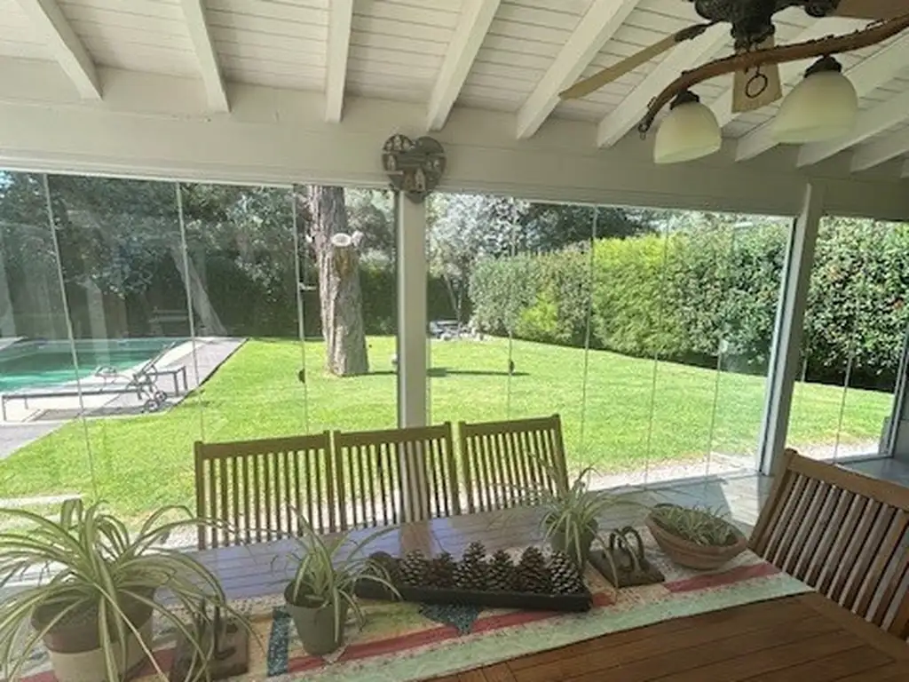 Casa - 250  m² Cubierta | 19 años | 1 cochera | Muy Bueno | 1.050  m² Terreno