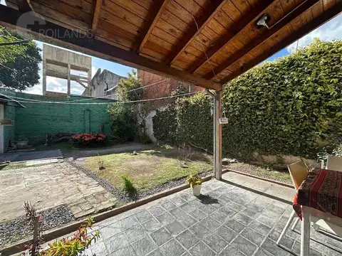 Casa 3 ambientes con jardin, lavadero y terraza edificable, en Loma Hermosa.