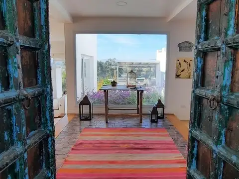 Casa 8 ambientes con 5 baños