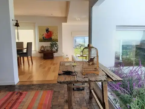 Casa en Alquiler con 2 cocheras