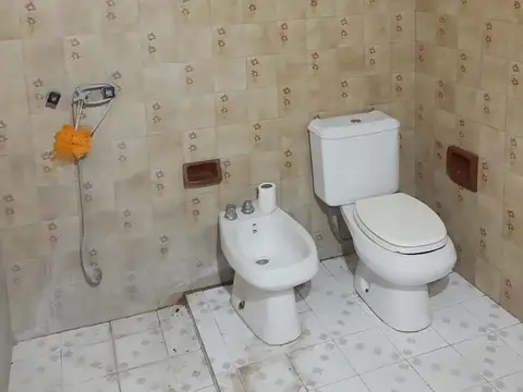 Casa 6 ambientes con 1 baño