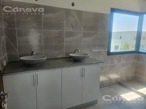 Casa 4 ambientes con 2 baños
