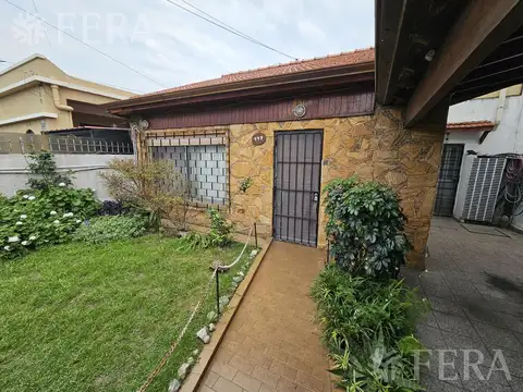 Venta de casa 4 ambientes con cochera y quincho en  Wilde