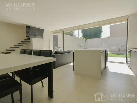 Casa 4 ambientes con 2 baños
