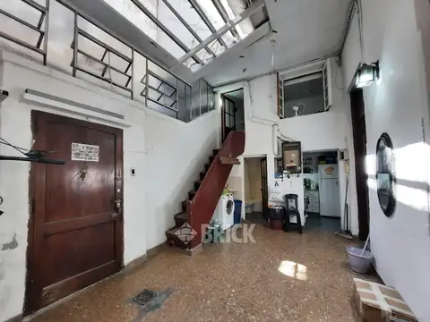 PH SIN EXPENSAS EN AV. BELGRANO AL 3300 - TODO A NUEVO PATIO DOBLE ALTURA