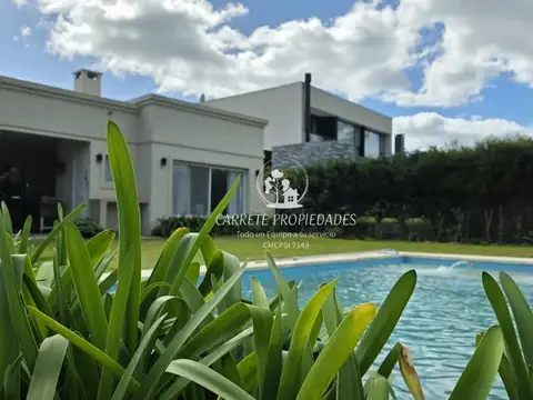 Casa en venta 4 ambientes, pileta y fondo a verde. Barrio Santa Elena. Pilar