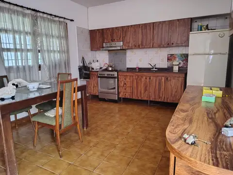 Casa 4 ambientes con 2 baños