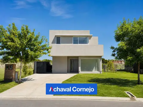 Casa en Alquiler con 3 cocheras