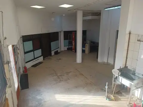 LOCAL COMERCIAL EN ESQUINA - CON SOTANO